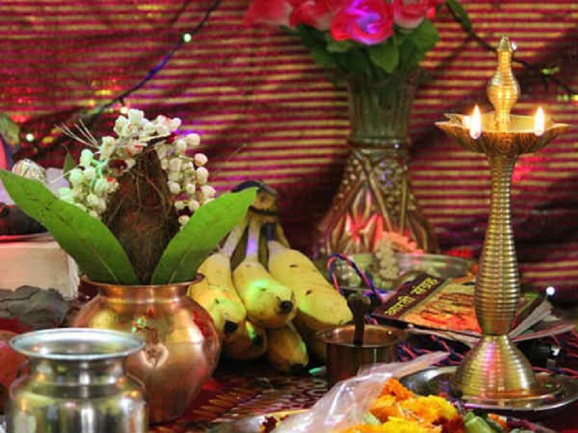 মায়ের ডান দিকে ধূপ, দীপ রাখবেন 