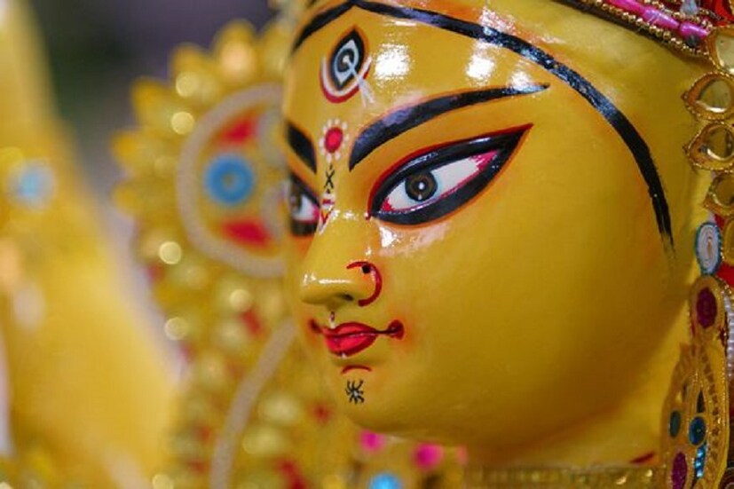 আগামিকাল থেকে শুরু বাসন্তী পুজো ৷ শরৎকালে অকালবোধনের সময়ে বাঙালিরা মেতে ওঠেন দুর্গাপুজোয় ৷ সে সময় মা দুর্গার পুজোতে নিষ্ঠাভরে পুজো করেন সকলেই ৷ দেবী মহামায়ার আরধনায় ব্রতী হন ভক্তরা ৷ এ বার চৈত্র মাসের বাসন্তী পুজো ৷