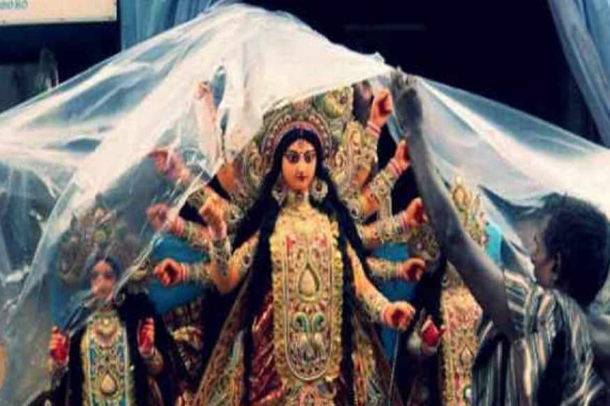 আজ বিজয়া দশমী৷ দেখতে দেখতে কেটে গেল ৫টা দিন৷ এবার বিদায়ের পালা৷ তবে এদিনও বৃষ্টি থেকে রেহাই নেই ৷ দশমীতে রাজ্যজুড়ে বৃষ্টির পূর্বাভাস আলিপুর আবহাওয়া দফতরের ৷ আজ বিজয়া দশমী৷ দেখতে দেখতে কেটে গেল ৫টা দিন৷ এবার বিদায়ের পালা৷ তবে এদিনও বৃষ্টি থেকে রেহাই নেই ৷ দশমীতে রাজ্যজুড়ে বৃষ্টির পূর্বাভাস আলিপুর আবহাওয়া দফতরের ৷