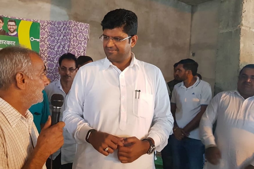 এরপরই দুষ্যন্ত তৈরি করেন নিজের পার্টি জননায়ক জনতা পার্টি বা জেজেপি ৷ তাঁর ক্যারিশমাতেই খুব কম সময়ে আঞ্চলিক শক্তি হিসেবে উত্থান জেজেপির ৷ দুষ্যন্তের নেতৃত্বে জনসভাতে ৬ লক্ষেরও বেশি লোক তাঁর সমর্থনে জমা হয়েছিল ৷ ভোটের আগেই দুষ্যন্তের এমন জনপ্রিয়তা জেজেপি-কে লাইমলাইটে নিয়ে এসেছিল ৷ফেসবুকে ফলোয়ার সংখ্যা ৭.৮২ লাখ ও ট্যুইটারে তাঁর ফলোয়ার সংখ্যা ১ লাখ ৮ হাজার ৷ মাত্র ১১ মাস আগে জন্ম নেওয়া ও ৩১ বছর বয়সী এক নেতাই এখন হরিয়ানা বিধানসভার ভাগ্য নির্ধারক ৷ এরপরই দুষ্যন্ত তৈরি করেন নিজের পার্টি জননায়ক জনতা পার্টি বা জেজেপি ৷ তাঁর ক্যারিশমাতেই খুব কম সময়ে আঞ্চলিক শক্তি হিসেবে উত্থান জেজেপির ৷ দুষ্যন্তের নেতৃত্বে জনসভাতে ৬ লক্ষেরও বেশি লোক তাঁর সমর্থনে জমা হয়েছিল ৷ ভোটের আগেই দুষ্যন্তের এমন জনপ্রিয়তা জেজেপি-কে লাইমলাইটে নিয়ে এসেছিল ৷ফেসবুকে ফলোয়ার সংখ্যা ৭.৮২ লাখ ও ট্যুইটারে তাঁর ফলোয়ার সংখ্যা ১ লাখ ৮ হাজার ৷ মাত্র ১১ মাস আগে জন্ম নেওয়া ও ৩১ বছর বয়সী এক নেতাই এখন হরিয়ানা বিধানসভার ভাগ্য নির্ধারক ৷