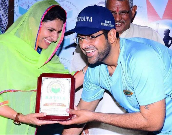 রাজনীতিতে আনকোরা নন, চৌটলা পরিবারের চতুর্থ রাজনৈতিক নেতা দুষ্যন্ত চৌটলা ৷ ১৯৮৮ সালের ৩ এপ্রিল হিসারে জন্ম হয় দুষ্যন্ত চৌটালার এক সময়ের উপ-প্রধানমন্ত্রী কৃষক নেতা দেবীলালের প্রপৌত্র দুষ্যন্ত ৷ ইন্ডিয়ান ন্যাশনাল লোকদল-এর হাত ধরেই রাজনীতিতে আগমন ৷ মাত্র ৩১৯ দিন আগে INLD-এর থেকে বহিষ্কৃত দুষ্যন্ত চৌটালার হাতে এখন রাজ্যের চাবিকাঠি ৷ রাজনীতিতে আনকোরা নন, চৌটলা পরিবারের চতুর্থ রাজনৈতিক নেতা দুষ্যন্ত চৌটলা ৷ ১৯৮৮ সালের ৩ এপ্রিল হিসারে জন্ম হয় দুষ্যন্ত চৌটালার এক সময়ের উপ-প্রধানমন্ত্রী কৃষক নেতা দেবীলালের প্রপৌত্র দুষ্যন্ত ৷ ইন্ডিয়ান ন্যাশনাল লোকদল-এর হাত ধরেই রাজনীতিতে আগমন ৷ মাত্র ৩১৯ দিন আগে INLD-এর থেকে বহিষ্কৃত দুষ্যন্ত চৌটালার হাতে এখন রাজ্যের চাবিকাঠি ৷