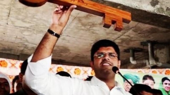 দলীয় রাজনীতির স্বীকার হয়ে ২০১৮ এর ডিসেম্বর মাসে ইন্ডিয়ান ন্যাশনাল লোকদল থেকে বের করে দেওয়া হয় তাঁকে ৷ আসলে দুষ্যন্তের বাবা অজয় চৌটালার ইচ্ছে ছিল তাঁর ছেলে দুষ্যন্তকে হিসার থেকে মুখ্যমন্ত্রী পদ প্রার্থী হিসেবে দাঁড় করানো হোক ৷ সহমত হননি কাকা, INLD সুপ্রিমো অভয় চৌটালা ৷ এরপরই তাঁকে বের করে দেওয়া হয় ৷ দলীয় রাজনীতির স্বীকার হয়ে ২০১৮ এর ডিসেম্বর মাসে ইন্ডিয়ান ন্যাশনাল লোকদল থেকে বের করে দেওয়া হয় তাঁকে ৷ আসলে দুষ্যন্তের বাবা অজয় চৌটালার ইচ্ছে ছিল তাঁর ছেলে দুষ্যন্তকে হিসার থেকে মুখ্যমন্ত্রী পদ প্রার্থী হিসেবে দাঁড় করানো হোক ৷ সহমত হননি কাকা, INLD সুপ্রিমো অভয় চৌটালা ৷ এরপরই তাঁকে বের করে দেওয়া হয় ৷
