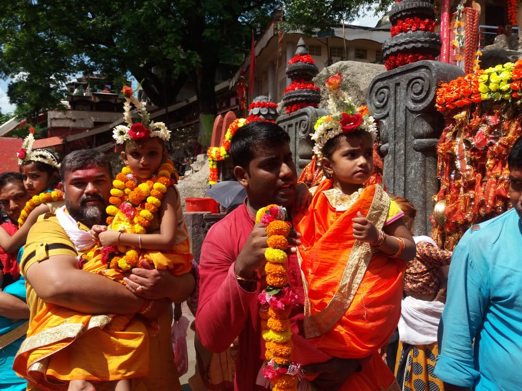 কুমারীকে গঙ্গার পবিত্র জলে স্নান করিয়ে শুদ্ধ করে, তাকে লাল বেনারসী পরিয়ে ফুল, গয়না ও পায়ে আলতা দিয়ে সাজিয়ে আনা হয় পুজোর জন্য ৷ কুমারীকে গঙ্গার পবিত্র জলে স্নান করিয়ে শুদ্ধ করে, তাকে লাল বেনারসী পরিয়ে ফুল, গয়না ও পায়ে আলতা দিয়ে সাজিয়ে আনা হয় পুজোর জন্য ৷