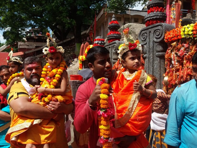 কুমারীকে গঙ্গার পবিত্র জলে স্নান করিয়ে শুদ্ধ করে, তাকে লাল বেনারসী পরিয়ে ফুল, গয়না ও পায়ে আলতা দিয়ে সাজিয়ে আনা হয় পুজোর জন্য ৷