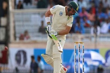 উমেশের মারাত্মক বাউন্সার, মাথায় চোট পেয়ে মাঠ ছাড়লেন এলগার