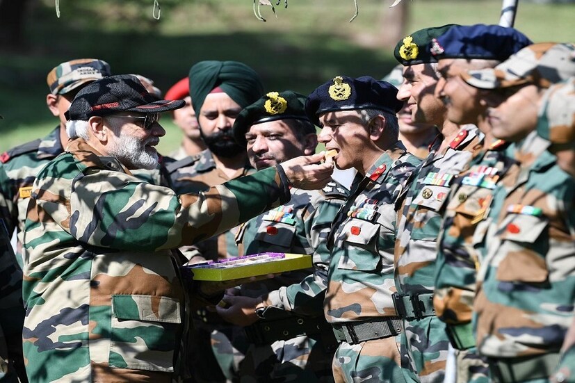 সেখানেই জওয়ানদের সঙ্গে ভাগ করে নেন দিওয়ালির আনন্দ ৷ তাদের খাইয়ে দেন মিষ্টি ৷