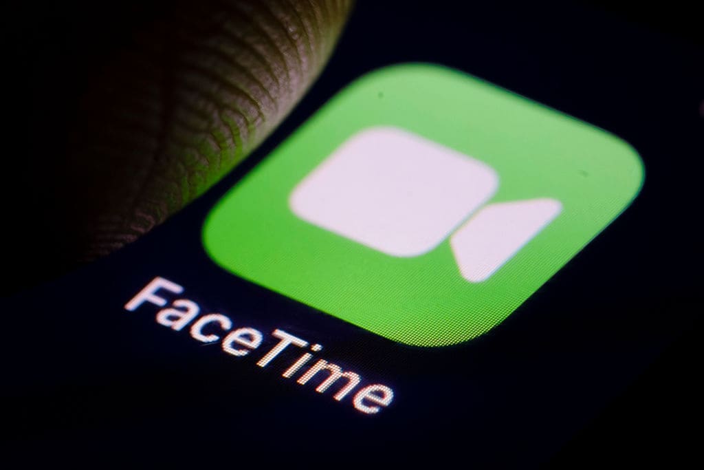 • FaceTime- এই অ্যাপ সম্পূর্ণভাবে আই ফোন ব্যবহারকারীদের জন্য ৷ iOS যাঁরা ব্যবহার করেন তাঁদের জন্যও রয়েছে উপায় ৷ • FaceTime- এই অ্যাপ সম্পূর্ণভাবে আই ফোন ব্যবহারকারীদের জন্য ৷ iOS যাঁরা ব্যবহার করেন তাঁদের জন্যও রয়েছে উপায় ৷