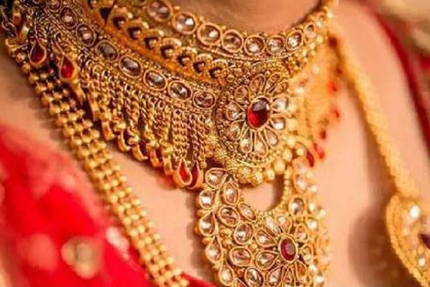 উৎসবের মরশুম চলছে ৷ আর এই মরশুম যেই আসে সঙ্গে সঙ্গে পাল্লা দিয়ে বাড়ে সোনার চাহিদা ৷ যেই চাহিদা বেড়েছে সোনার ঠগ ব্যবসায়ীরা আসরে নেমে পরেছেন লোক ঠকানোর জন্য ৷ তাই সোনা কেনার আগে অবশ্যই সম্ভব ৷ Photo- Representive উৎসবের মরশুম চলছে ৷ আর এই মরশুম যেই আসে সঙ্গে সঙ্গে পাল্লা দিয়ে বাড়ে সোনার চাহিদা ৷ যেই চাহিদা বেড়েছে সোনার ঠগ ব্যবসায়ীরা আসরে নেমে পরেছেন লোক ঠকানোর জন্য ৷ তাই সোনা কেনার আগে অবশ্যই সম্ভব ৷ Photo- Representive