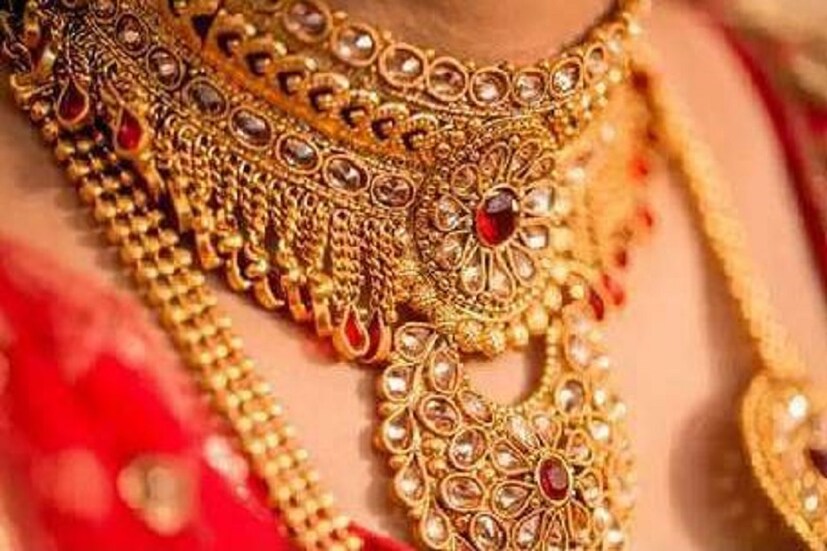 ২৪ ক্যারাট সোনার ১ গ্রামের দাম ৩,৮৮৯ টাকা (কমেছে ২০ টাকা), ৮ গ্রামের দাম ৩১,১১২ টাকা (কমেছে ১৬০ টাকা), ১০ গ্রামের দাম ৩৮,৮৯০ টাকা (কমেছে ২০০ টাকা), ১০০ গ্রাম সোনার দাম ৩,৮৮,৯০০ টাকা (কমেছে ২,০০০ টাকা) ৷ প্রতীকী ছবি ৷