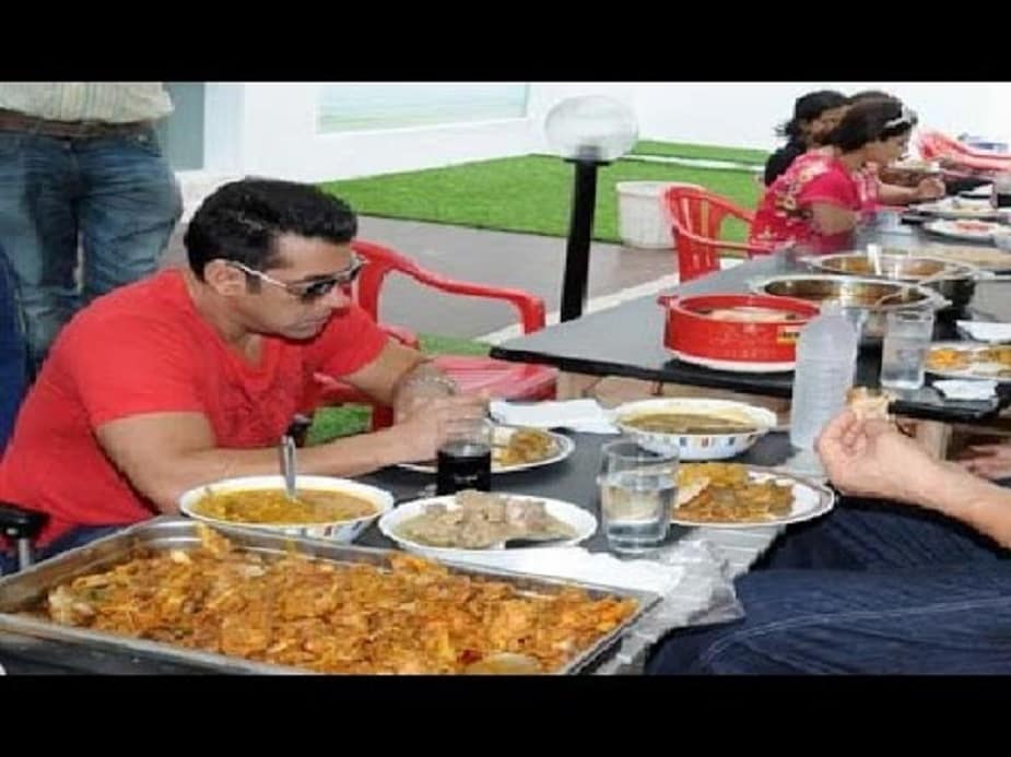 ৫৩ বছরের সলমন খান এমনিতেই খুব ফিটনেস ফ্রিক। তেল-ঝাল-মশলাদার খাবার, জাঙ্ক ফুড এড়িয়ে চলেন। ভাইজান ব্রেকফাস্টে খান মধু মিশিয়ে এক গ্লাস লেবুর জল। সঙ্গে প্রোটিন ও কার্বোহাইড্রেট সমৃদ্ধ কোনও স্ন্যাক, চারটে ডিমের ওমলেট। ওমলেট ভাইজানের সবথেকে প্রিয় খাবার। ৫৩ বছরের সলমন খান এমনিতেই খুব ফিটনেস ফ্রিক। তেল-ঝাল-মশলাদার খাবার, জাঙ্ক ফুড এড়িয়ে চলেন। ভাইজান ব্রেকফাস্টে খান মধু মিশিয়ে এক গ্লাস লেবুর জল। সঙ্গে প্রোটিন ও কার্বোহাইড্রেট সমৃদ্ধ কোনও স্ন্যাক, চারটে ডিমের ওমলেট। ওমলেট ভাইজানের সবথেকে প্রিয় খাবার।