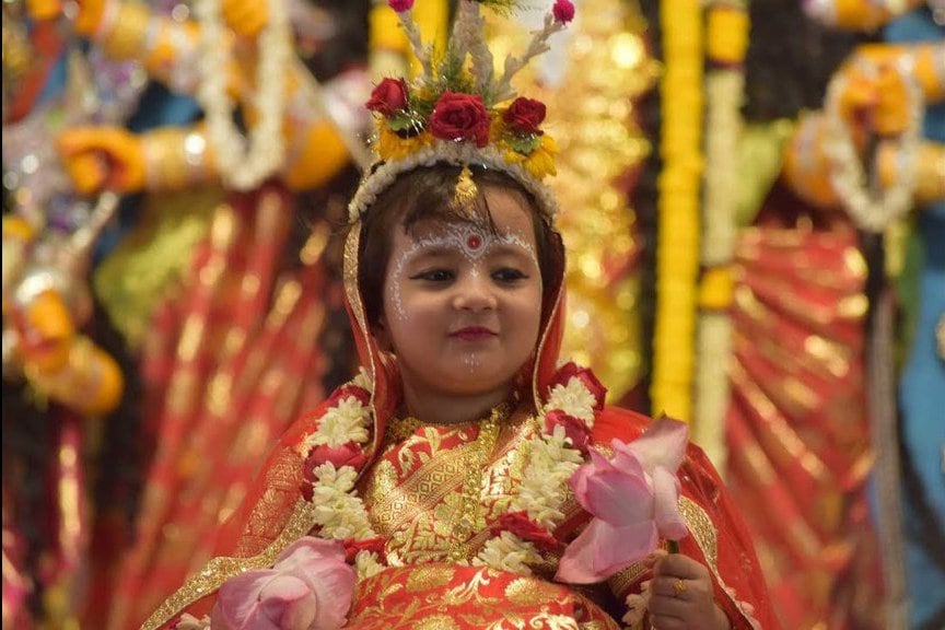 • ১৯০১ সালে সারদা মায়ের উপস্থিতিতে শঙ্খ, বাদ্য, অর্ঘ্য, বলয় ও বস্ত্রাদি সহযোগে ৯ জন কুমারীকে পুজো করেছিলেন তিনি ৷ সেই প্রথাই মেনে চলা হয় আজও ৷ ছবি: সংগৃহীত ৷ • ১৯০১ সালে সারদা মায়ের উপস্থিতিতে শঙ্খ, বাদ্য, অর্ঘ্য, বলয় ও বস্ত্রাদি সহযোগে ৯ জন কুমারীকে পুজো করেছিলেন তিনি ৷ সেই প্রথাই মেনে চলা হয় আজও ৷ ছবি: সংগৃহীত ৷