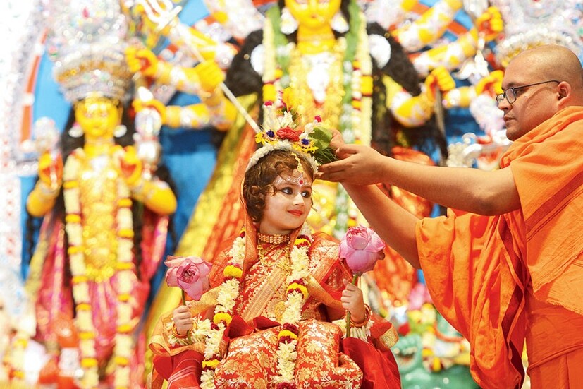 • অষ্টমী তিথিতে বেলুড় মঠের কুমারী পুজো অত্যন্ত নিষ্ঠা ও শ্রদ্ধার সঙ্গে পালন করা হয় ৷ ১১৮তম বর্ষে পদার্পণ করে আজও সেই পুজো একই রকমভাবে চলে আসছে ৷ ছবি: সংগৃহীত ৷