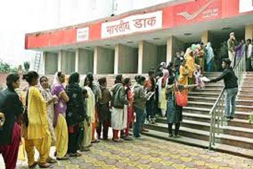 সমস্ত গ্রাহককে CIF ফর্ম ফিলাপ করতকে হবে ৷ মোবাইল ব্যাঙ্কিং পরিষেবা পেতে গেলে পোস্ট অফিসে আলাদা করে অনুরোধ করতে হবে ৷ প্রতীকী ছবি ৷