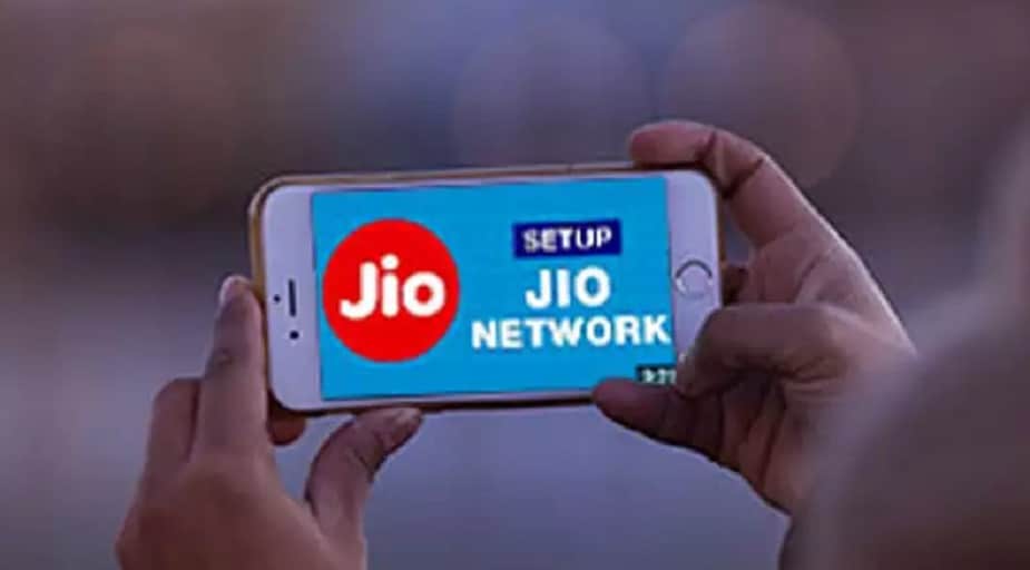 আপনি যে জিও নম্বর রিচার্জ করতে চান সেই নম্বরটি টাইপ করুন, এটিএম নম্বর প্যাডে সাহায্যে। নম্বরটি একবার মিলিয়ে নিয়ে ‘OK বা Enter' বাটন প্রেস করে দিন। আপনি যে জিও নম্বর রিচার্জ করতে চান সেই নম্বরটি টাইপ করুন, এটিএম নম্বর প্যাডে সাহায্যে। নম্বরটি একবার মিলিয়ে নিয়ে ‘OK বা Enter' বাটন প্রেস করে দিন।