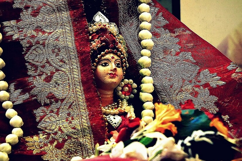 • আগামিকাল লক্ষ্মীপুজো ৷ কোজাগরী পূর্ণিমার পুণ্য তিথিতে ঘরে ঘরে দেবী লক্ষ্মীর আরাধনায় মেতে উঠবে সনাতন হিন্দু পরিবার ৷ সৌভাগ্যের দেবী বড়ই চঞ্চলা ৷ তাই তাঁকে সংসারে থিতু করতে কিছু পদ্ধতি অবলম্বণ করতে পারেন ৷ ভক্তি ভরে দেবীর পুজো তো করবেনই, পাশাপাশি পুজোর আগেই ঘরে আনুন এই কয়েকটি জিনিস ৷ এতেই সন্তুষ্ট হন মা লক্ষ্মী ৷