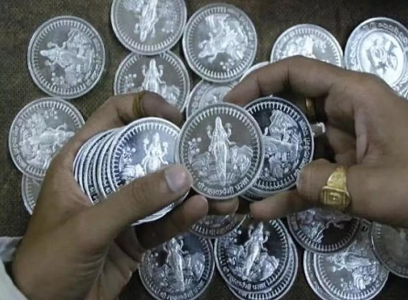 • রুপোর কয়েন: লক্ষ্মী-গণেশের ছবি খোদাই করা রুপোর কয়েন এইদিন পুজো করুন ৷ সৌভাগ্য আসবে সংসারে ৷
