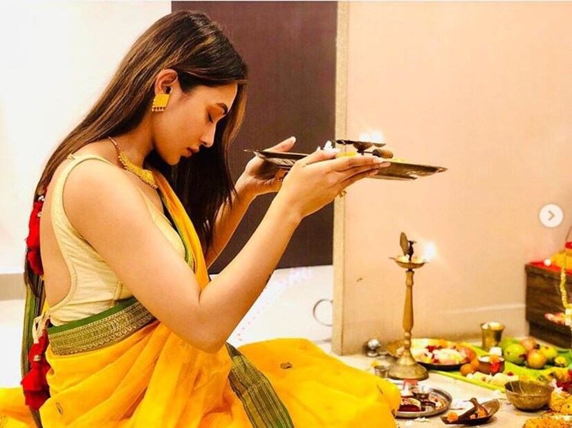 সাংসদ ও অভিনেত্রী মিমি চক্রবর্তীকেও এদিন দেখা গেল মা লক্ষ্মীর আরাধনায় ৷ আরতি থেকে কলাপাতায় ভোগ খাওয়া কোনওটাই বাদ ছিল না পুজোতে ৷ Photo Courtesy: Mimi Chakraborty/Instagram
