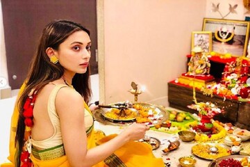 লক্ষ্মী আরাধনায় মিমি, দেখুন সাংসদ-অভিনেত্রীর ঘরের পুজোর ছবি