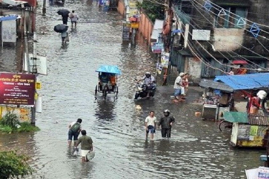 বুধবার সকাল থেকেই শহরজুড়ে নামে প্রবল বৃষ্টি ৷ এর জেরে জলমগ্ন কলকাতার একাধিক এলাকা ৷ প্রচন্ড বৃষ্টিতে জল জমে গিয়েছে এমজি রোড, স্ট্র্যান্ড রোডে ৷ বুধবার সকাল থেকেই শহরজুড়ে নামে প্রবল বৃষ্টি ৷ এর জেরে জলমগ্ন কলকাতার একাধিক এলাকা ৷ প্রচন্ড বৃষ্টিতে জল জমে গিয়েছে এমজি রোড, স্ট্র্যান্ড রোডে ৷