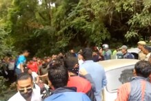 পাহাড়ে বিজেপি সাংসদ রাজু বিস্তের গাড়িতে হামলা, কালো পতাকা দেখিয়ে চলল গোব্যাক পাহাড়ে বিজেপি সাংসদ রাজু বিস্তের গাড়িতে হামলা, কালো পতাকা দেখিয়ে চলল গোব্যাক