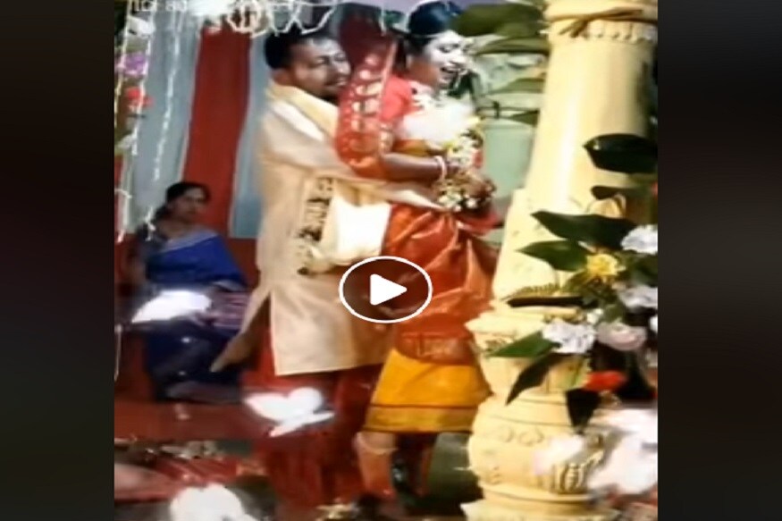 পাত্রও পেশায় অভিনেতা৷ এবং যথেষ্ট জনপ্রিয়৷ দ্বিতীয় পক্ষের বিয়ের কথা যখন তিনি স্থির করেন, তখন তার ৪জন সন্তান রয়েছে৷ Photo Collected পাত্রও পেশায় অভিনেতা৷ এবং যথেষ্ট জনপ্রিয়৷ দ্বিতীয় পক্ষের বিয়ের কথা যখন তিনি স্থির করেন, তখন তার ৪জন সন্তান রয়েছে৷ Photo Collected
