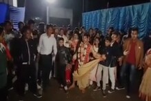বউয়ের বাড়ির সামনে ধুতি তুলে বরের সে কী নাচ! ভিডিও ভাইরাল বউয়ের বাড়ির সামনে ধুতি তুলে বরের সে কী নাচ! ভিডিও ভাইরাল