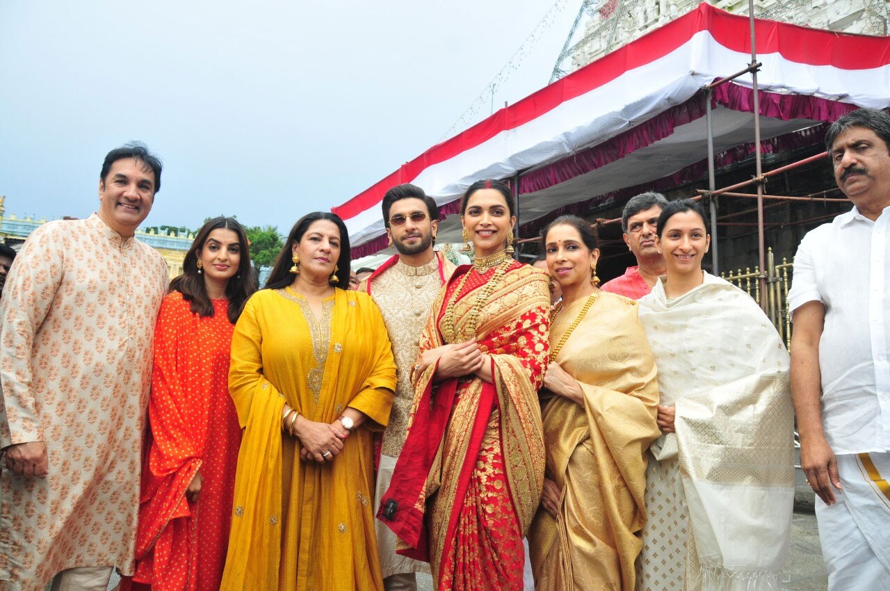 • তাই সঙ্গে ছিলেন পাড়োকন ও সিং পরিবারও ৷ রণবীরের বাবা-মা, দিদি ও দীপিকার বাবা-মা, বোন সকলেই উপস্থিত ছিলেন ৷ • তাই সঙ্গে ছিলেন পাড়োকন ও সিং পরিবারও ৷ রণবীরের বাবা-মা, দিদি ও দীপিকার বাবা-মা, বোন সকলেই উপস্থিত ছিলেন ৷