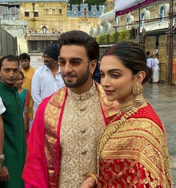• রণবীর পরেছিলেন আইভরি রঙের কুর্তা-পাঞ্জাবী ৷ অবশ্য মন্দিরের ভিতরে ঢোকার সময় তাঁকেও গায়ে একটা লাল চাদর জড়িয়ে নিতে দেখা যায় ৷ 