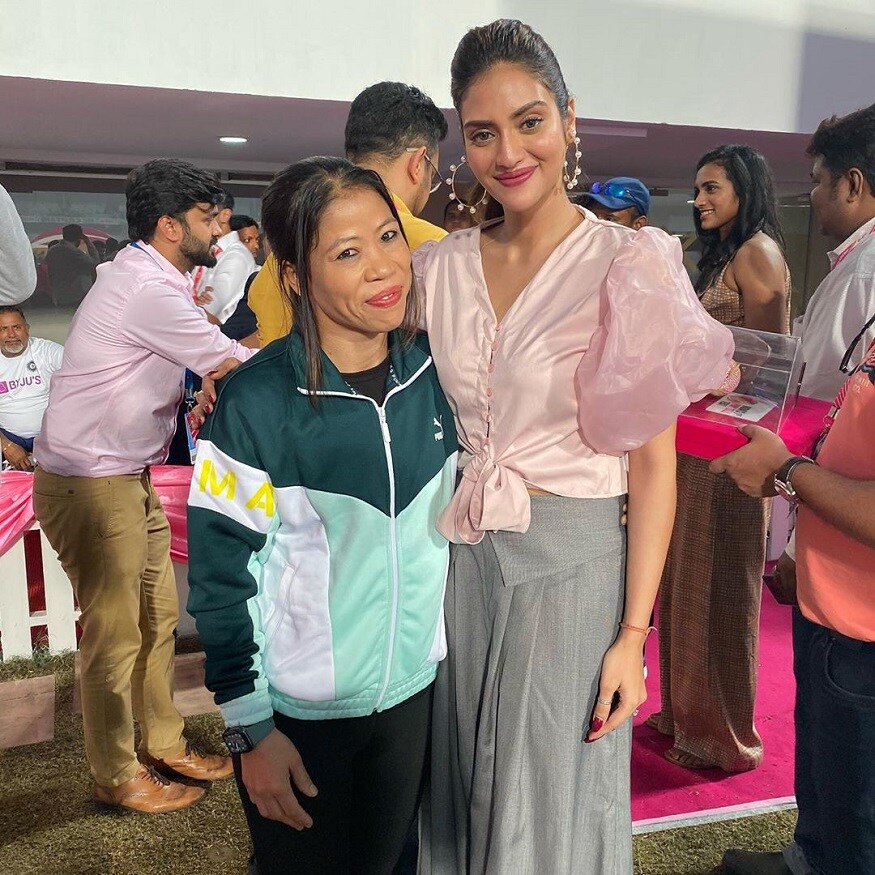 তিনি যথেষ্ট পরিশ্রমী ও একনিষ্ঠ তার কাজ নিয়ে৷ গত রবিবার রাতে তিনি হঠাৎ অসুস্থ হয়ে হাসপাতালে ভর্তি হন৷ শ্বাসকষ্টের সমস্যা এত বেড়ে গিয়েছিল যে তাকে ICU-তে রাখা হয়েছিল৷ Photo Courtesy: Instagram তিনি যথেষ্ট পরিশ্রমী ও একনিষ্ঠ তার কাজ নিয়ে৷ গত রবিবার রাতে তিনি হঠাৎ অসুস্থ হয়ে হাসপাতালে ভর্তি হন৷ শ্বাসকষ্টের সমস্যা এত বেড়ে গিয়েছিল যে তাকে ICU-তে রাখা হয়েছিল৷ Photo Courtesy: Instagram