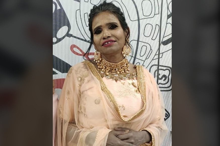 দেখে চিনতে পারছেন এই মহিলাকে? ইনি আপনাদের প্রিয় রানু মন্ডল৷ গায়িকা রানু মন্ডল৷ আবার হল তার মেকওভার! নিজেকে একেবারে পাল্টে ফেললেন এই তারকা৷ Photo Courtesy: Facebook দেখে চিনতে পারছেন এই মহিলাকে? ইনি আপনাদের প্রিয় রানু মন্ডল৷ গায়িকা রানু মন্ডল৷ আবার হল তার মেকওভার! নিজেকে একেবারে পাল্টে ফেললেন এই তারকা৷ Photo Courtesy: Facebook