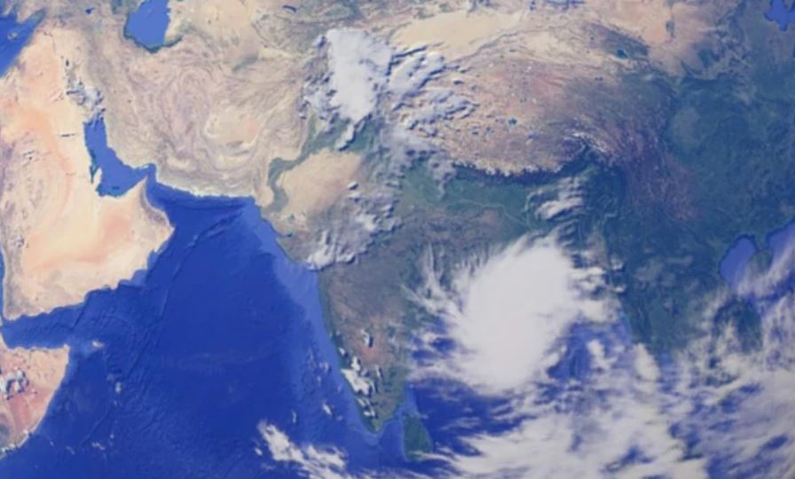 রবিবার সকালে হাওয়ার বেগ ঘণ্টায় ১১০ কিলোমিটারের কাছাকাছি থাকতে পারে বলে জানাচ্ছেন আবহাওয়াবিদরা । রবিবার সকালে হাওয়ার বেগ ঘণ্টায় ১১০ কিলোমিটারের কাছাকাছি থাকতে পারে বলে জানাচ্ছেন আবহাওয়াবিদরা ।