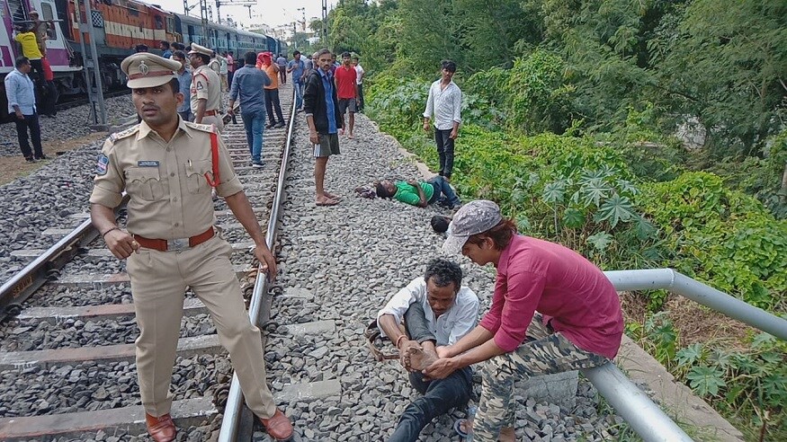 সিগন্যাল ফল্টের কারনেই এই দুর্ঘটনা বলে মনে করা হচ্ছে। দুর্ঘটনার ফলে অনেক ট্রেনের সময় বদল করা হয়েছে সিগন্যাল ফল্টের কারনেই এই দুর্ঘটনা বলে মনে করা হচ্ছে। দুর্ঘটনার ফলে অনেক ট্রেনের সময় বদল করা হয়েছে