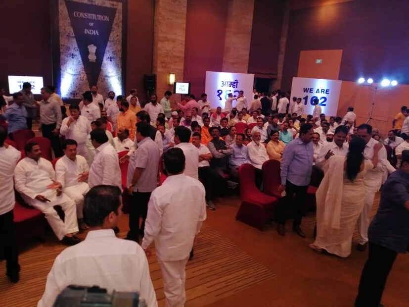 এ দিন সন্ধ্যায় হঠাত্‍ এনসিপি সুপ্রিমো শরদ পাওয়ার, শিবসেনা প্রধান উদ্ধব ঠাকরে ও কংগ্রেস নেতা মল্লিকার্জুন খারগে ১৬২ জন বিধায়ককে বাসে করে নিয়ে যান মুম্বইয়ের হোটেলে৷ হোটেলে সব বিধায়ককে শপথ নেওয়া করান শরদ পাওয়ার৷