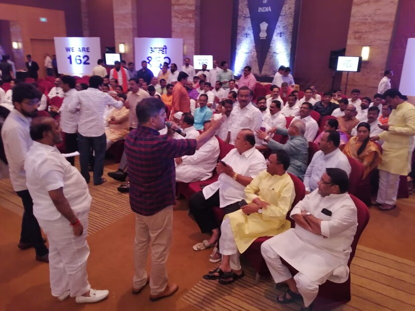 মুম্বইয়ের গ্র্যান্ড হায়াত হোটেলে বিধায়কদের নিয়ে জড়ো হওয়ার খবরটি সন্ধ্যা ৭টায় ট্যুইট করেন শিবসেনা সাংসদ সঞ্জয রাউত৷ শরদ পাওয়ার বলেন, 'কেন্দ্র একাধিক রাজ্যে সংখ্যাগরিষ্ঠ না হয়েও সরকার গড়েছে, যেমন, কর্নাটক, গোয়া মণিপুর৷ বিজেপি দেখিয়েছে, কী ভাবে কুর্সির অপব্যবহার করতে হয়৷ ২৮৮ বিধায়কের মধ্যে এখানে রয়েছেন ১৬২ জন বিধায়ক৷ সুপ্রিম কোর্ট আস্থা ভোটের নির্দেশ দিলেই আমরা তৈরি৷'