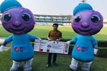 গোলাপি টেস্টের টিকিট সৌরভের হাতে তুলে দিল ম্যাসকট ‘পিঙ্কু’ ও ‘টিঙ্কু’ গোলাপি টেস্টের টিকিট সৌরভের হাতে তুলে দিল ম্যাসকট ‘পিঙ্কু’ ও ‘টিঙ্কু’