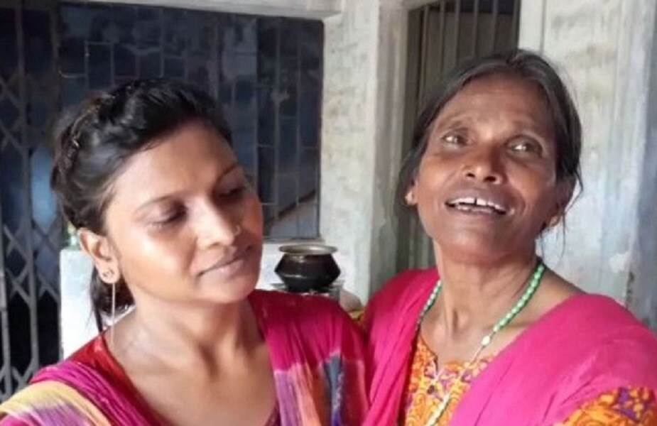রাণুকে নিয়ে যেমন আলোচনা হচ্ছে, সমালোচনাও কম হচ্ছে না! বর্তমানে একাধিক সময় তাকে সোশ্যাল মিডিয়ায় ট্রোলডও হতে হয়েছে ৷ এই বিষয়ে রাণু মণ্ডল কোনও মন্তব্য না করলেও তার মেয়ে এর তীব্র প্রতিবাদ জানিয়েছেন ৷ রাণুকে নিয়ে যেমন আলোচনা হচ্ছে, সমালোচনাও কম হচ্ছে না! বর্তমানে একাধিক সময় তাকে সোশ্যাল মিডিয়ায় ট্রোলডও হতে হয়েছে ৷ এই বিষয়ে রাণু মণ্ডল কোনও মন্তব্য না করলেও তার মেয়ে এর তীব্র প্রতিবাদ জানিয়েছেন ৷