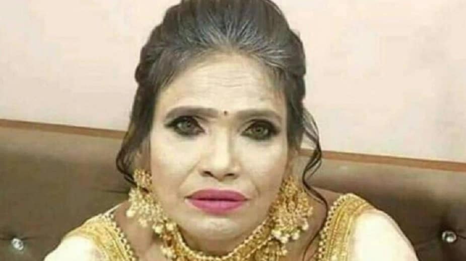 সম্প্রতি রাণু মণ্ডলের একটি মেক আপ করা ছবি সোশ্যাল মিডিয়ায় ছড়িয়ে পড়ে ৷ এর জেরে তাকে সোশ্যাল মিডিয়ায় ট্রোল করা হয় ৷ এমকি ছবিগুলির মিমও তৈরি করে সোশ্যাল মিডিয়ায় আপলোড করা হয় ৷ অনেকেই তার এই ছবি নিয়ে বিভিন্ন ধরনের মন্তব্য করেছেন ৷ সম্প্রতি রাণু মণ্ডলের একটি মেক আপ করা ছবি সোশ্যাল মিডিয়ায় ছড়িয়ে পড়ে ৷ এর জেরে তাকে সোশ্যাল মিডিয়ায় ট্রোল করা হয় ৷ এমকি ছবিগুলির মিমও তৈরি করে সোশ্যাল মিডিয়ায় আপলোড করা হয় ৷ অনেকেই তার এই ছবি নিয়ে বিভিন্ন ধরনের মন্তব্য করেছেন ৷