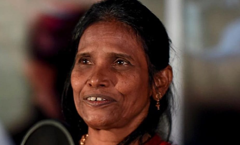 কয়েকদিন আগেই ফ্যানেদের তুচ্ছতাচ্ছিল্য করে বিতর্কের মুখে পড়েন রাণু মণ্ডল। বিতর্কের সূত্রপাত একটি অনুষ্ঠানে সেলফি তোলা নিয়ে! এক মহিলা রাণুকে অনুরোধ করেন তাঁর সঙ্গে সেলফি তোলার জন্য। কিন্তু রাণু তাঁকে পাত্তাই দেন না। মহিলার ক্যামেরার দিকে একবার তাকিয়ে মুখ ফিরিয়ে নেন! ফ্যানেদের এইভাবে অবজ্ঞা করায় বেজায় খেপে উঠে নেটিজেনরা! তাঁদের বক্তব্য, জনপ্রিয় হয়ে গিয়ে দাম্ভিক হয়ে গিয়েছেন রাণু মণ্ডল! ভক্ত, যাঁরা রানাঘাটের ভবঘুরে রাণুকে স্টার বানাল, এখন তাঁদের সঙ্গেই দুর্ব্যবহার করছেন রাণু। কয়েকদিন আগেই ফ্যানেদের তুচ্ছতাচ্ছিল্য করে বিতর্কের মুখে পড়েন রাণু মণ্ডল। বিতর্কের সূত্রপাত একটি অনুষ্ঠানে সেলফি তোলা নিয়ে! এক মহিলা রাণুকে অনুরোধ করেন তাঁর সঙ্গে সেলফি তোলার জন্য। কিন্তু রাণু তাঁকে পাত্তাই দেন না। মহিলার ক্যামেরার দিকে একবার তাকিয়ে মুখ ফিরিয়ে নেন! ফ্যানেদের এইভাবে অবজ্ঞা করায় বেজায় খেপে উঠে নেটিজেনরা! তাঁদের বক্তব্য, জনপ্রিয় হয়ে গিয়ে দাম্ভিক হয়ে গিয়েছেন রাণু মণ্ডল! ভক্ত, যাঁরা রানাঘাটের ভবঘুরে রাণুকে স্টার বানাল, এখন তাঁদের সঙ্গেই দুর্ব্যবহার করছেন রাণু।