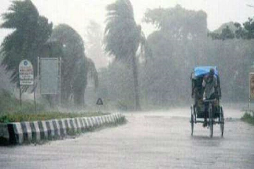 আবহাওয়া দফতরের তরফে জানানো হয়েছে, পশ্চিমী ঝঞ্ঝা ও পূবালী হাওয়া সংঘাতের জেরেই রাজ্যে বৃষ্টি। একদিকে উত্তর পশ্চিমের শীতল হাওয়া, অন্যদিকে বঙ্গোপসাগরের বিপরীত ঘূর্ণাবর্তের জেরে তৈরি হয়েছে জলীয় বাষ্পপূর্ণ গরম হাওয়া। মূলত এই দুয়ের সংঘাতেই বৃষ্টি। আবহাওয়া দফতরের তরফে জানানো হয়েছে, পশ্চিমী ঝঞ্ঝা ও পূবালী হাওয়া সংঘাতের জেরেই রাজ্যে বৃষ্টি। একদিকে উত্তর পশ্চিমের শীতল হাওয়া, অন্যদিকে বঙ্গোপসাগরের বিপরীত ঘূর্ণাবর্তের জেরে তৈরি হয়েছে জলীয় বাষ্পপূর্ণ গরম হাওয়া। মূলত এই দুয়ের সংঘাতেই বৃষ্টি।
