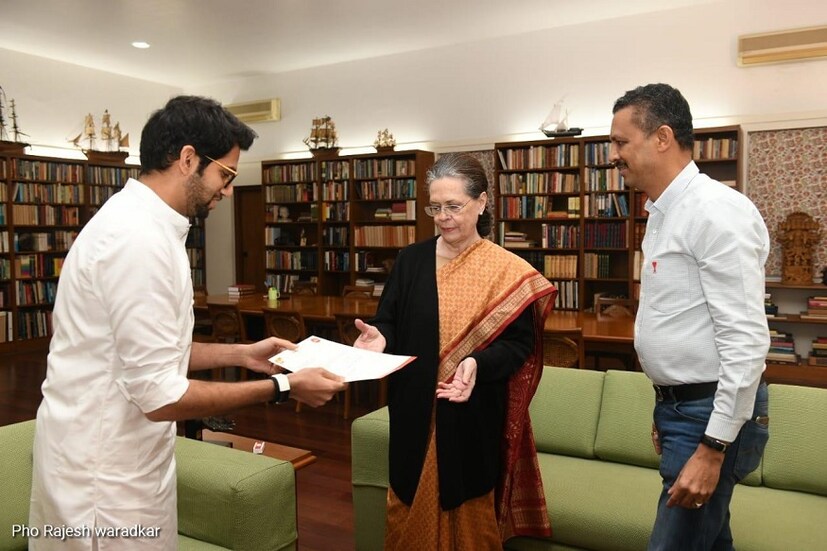 আদিত্য প্রথমেই সনিয়া গান্ধির বাসভবনে যান। নিজে হাতে আমন্ত্রণ পত্র তুলে দেন সনিয়ার হাতে। 