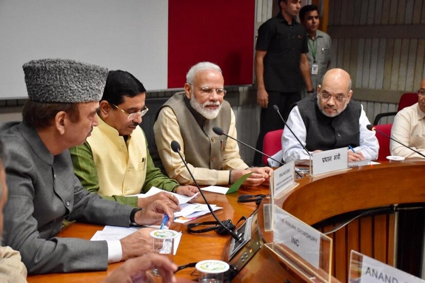 সোমবার থেকে সংসদে শীতকালীন অধিবেশন শুরু।  তার আগে রবিবার কেন্দ্রের ডাকে সর্বদলীয় বৈঠক