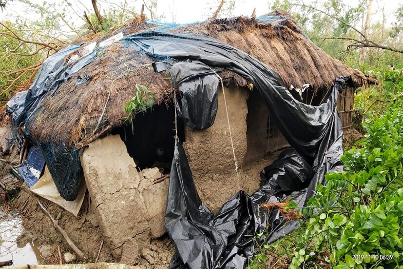 শনিবার সন্ধ্যে ৭.৮৭ নাগাদ সাগরদ্বীপে আঁছড়ে পড়ে বুলবুল৷ তারপর থেকেই চলে তাণ্ডব ৷ সরকারি হিসেব বলছে, বাংলায় প্রায় ২ লক্ষ ৭৩ হাজার মানুষ ক্ষতিগ্রস্ত ৷ ৯টি জায়গায় ১ লক্ষ ৭৮ হাজার মানুষকে ক্যাম্পে রাখা হয়েছে ৷ 