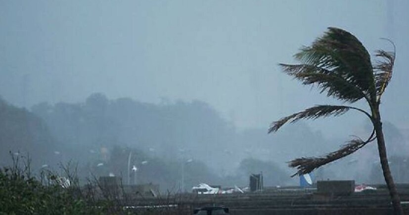 তবে রবিবার অথার্ৎ আগামিকাল থেকে আবহাওয়ার পরিবর্তন হতে চলেছে ৷ রবিবার বিকেল থেকে আকাশ পরিষ্কার হবে বলে জানিয়েছে আলিপুর আবহাওয়া দফতর ৷ 