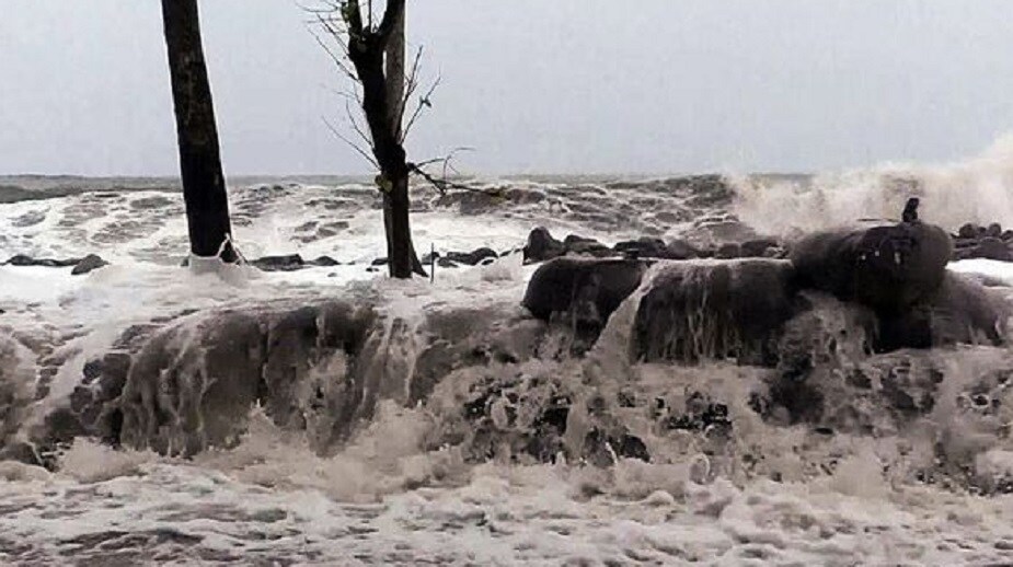 দক্ষিণ চিন সাগরে জন্ম নেওয়া মাটমো ঘূর্ণিঝড় থেকে তৈরি হয়েছিল বুলবুল ৷ যা ওড়িশা ও বাংলার উপকূলবর্তী এলাকায় ধ্বংসলীলা চালিয়ে চলে যায় বাংলাদেশ ৷ নয়া ঘূর্ণিঝড় ‘নাকরি’ এবার ধেয়ে আসছে ৷ এর উৎপত্তিস্থলও দক্ষিণ চিন সাগরে ৷ দক্ষিণ চিন সাগরে জন্ম নেওয়া মাটমো ঘূর্ণিঝড় থেকে তৈরি হয়েছিল বুলবুল ৷ যা ওড়িশা ও বাংলার উপকূলবর্তী এলাকায় ধ্বংসলীলা চালিয়ে চলে যায় বাংলাদেশ ৷ নয়া ঘূর্ণিঝড় ‘নাকরি’ এবার ধেয়ে আসছে ৷ এর উৎপত্তিস্থলও দক্ষিণ চিন সাগরে ৷