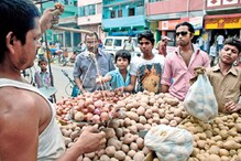 পেঁয়াজের পর এবার আলু, দাম বাড়ায় জেরবার মধ্যবিত্তের সংসার পেঁয়াজের পর এবার আলু, দাম বাড়ায় জেরবার মধ্যবিত্তের সংসার