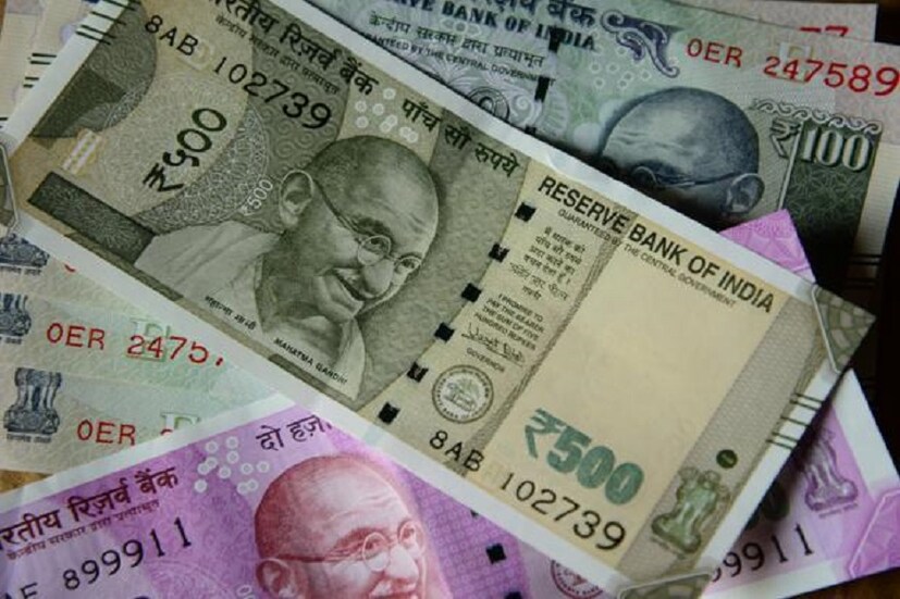 NEFT (National Electronic Fund Transfer) এই পদ্ধতির মাধ্যমে লেনদেন করা হয় ব্যাঙ্কের সাহায্যে সাধারণ গ্রাহকেরা ৷ এর মাধ্যমে অন্য ব্যাঙ্কের অন্য শাখায় বা অন্য শহর রাজ্যে টাকা পাঠানো বা সেখান থেকে টাকা পাওয়া যায় ৷ বর্তমানে NEFT-এর বহু মানুষই টাকা পয়সা লেনদেন করা হয় ৷ প্রতীকী ছবি ৷