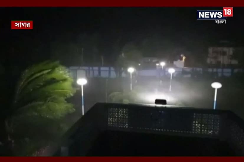 শনিবার সন্ধ্যে ৭.৮৭ নাগাদ সাগরদ্বীপে আঁছড়ে পড়ে বুলবুল৷ তারপর থেকেই চলে তাণ্ডব৷ বুলবুল-এর দাপটে ব্যাপক ক্ষয়ক্ষতি উত্তর ২৪ পরগনায়৷ সুন্দরবন লাগোয়া হিঙ্গলগঞ্জে প্রচুর ক্ষতি হয়েছে৷ ভেঙেছে কাঁচাবাড়ি, ধান-সবজি চাষে ক্ষতি৷ সন্দেশখালিতে ধান ও সবজি চাষে ক্ষতি৷ হাসনাবাদেও ভেঙেছে কাঁচাবাড়ি৷ ঝড়ের দাপটে ভেঙে পড়েছে গাছ৷ 