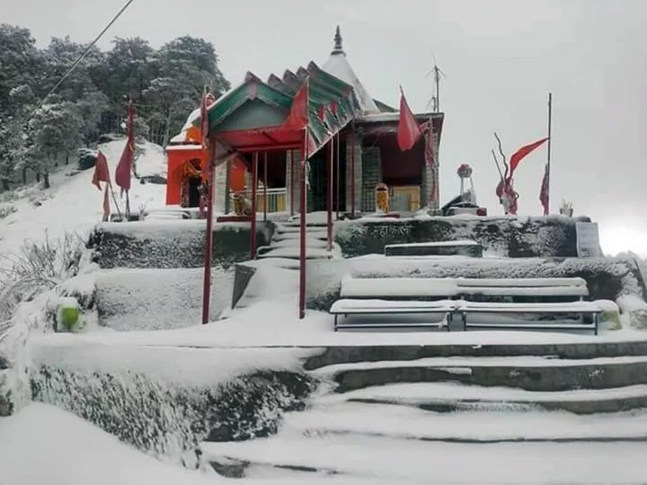 তুষারপাতের জেরে বরফের চাদরে মুখ ঢেকেছে হিমাচল। বরফে মুখ ঢাকছে রাস্তাঘাট, বাড়ির চাল, গাছপালা। এক অপরূপ সৌন্দর্য পেয়ে বসেছে গোটা এলাকায়। তুষারপাতের জেরে বরফের চাদরে মুখ ঢেকেছে হিমাচল। বরফে মুখ ঢাকছে রাস্তাঘাট, বাড়ির চাল, গাছপালা। এক অপরূপ সৌন্দর্য পেয়ে বসেছে গোটা এলাকায়।