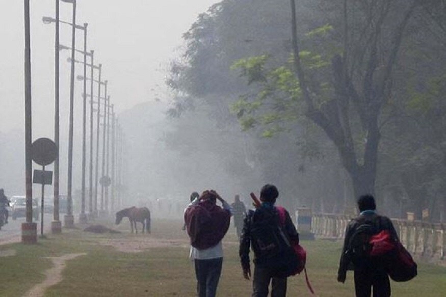 জাঁকিয়ে শীত না হলেও সকাল-সন্ধ্যা শীতের আমেজ বেশ ভালই অনুভূতি হচ্ছিল গত কয়েকদিন। কলকাতা সহ রাজ্যের তাপমাত্রা স্বাভাবিকের নিচে ছিল। ১৮ ডিগ্রি ছুঁয়েছিল কলকাতার পারদ। পুরুলিয়া পানাগড়-এ ১৪ ডিগ্রি ছুঁয়েছিল তাপমাত্রা । রাজ্যজুড়ে যে শীতের আমেজ অনুভূত হচ্ছিল তাতে কিছুটা ধাক্কা। জাঁকিয়ে শীত না হলেও সকাল-সন্ধ্যা শীতের আমেজ বেশ ভালই অনুভূতি হচ্ছিল গত কয়েকদিন। কলকাতা সহ রাজ্যের তাপমাত্রা স্বাভাবিকের নিচে ছিল। ১৮ ডিগ্রি ছুঁয়েছিল কলকাতার পারদ। পুরুলিয়া পানাগড়-এ ১৪ ডিগ্রি ছুঁয়েছিল তাপমাত্রা । রাজ্যজুড়ে যে শীতের আমেজ অনুভূত হচ্ছিল তাতে কিছুটা ধাক্কা।