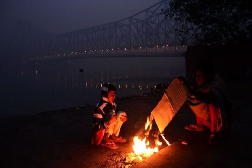 গত এক সপ্তাহেরও বেশি সময় উত্তর-পশ্চিম হওয়ায় কোনো বাধা ছিল না। তাই রাজ্যজুড়ে শীতের আমেজ অব্যাহত ছিল। কলকাতাসহ জেলায় সকাল-সন্ধ্যা শীতবস্ত্র গায়ে রাখতে হচ্ছিল বাসিন্দাদের। সেই আমেজে কিছুটা হলেও বাধা হয়ে দাঁড়াতে পারে এই নিম্নচাপ। এমনটাই অভিমত আবহাওয়াবিদদের। গত এক সপ্তাহেরও বেশি সময় উত্তর-পশ্চিম হওয়ায় কোনো বাধা ছিল না। তাই রাজ্যজুড়ে শীতের আমেজ অব্যাহত ছিল। কলকাতাসহ জেলায় সকাল-সন্ধ্যা শীতবস্ত্র গায়ে রাখতে হচ্ছিল বাসিন্দাদের। সেই আমেজে কিছুটা হলেও বাধা হয়ে দাঁড়াতে পারে এই নিম্নচাপ। এমনটাই অভিমত আবহাওয়াবিদদের।
